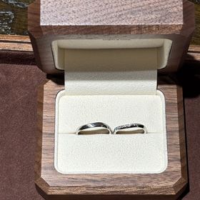 【TANZO.(鍛造指輪)の口コミ】 色々な形を試してみたところ、一番手を綺麗に見せてくれるウェーブを選び…