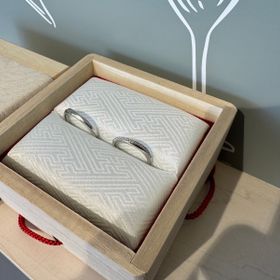 【TOMOE(トモエ)の口コミ】 指が綺麗に見えて、シンプルながらダイヤモンドが綺麗に輝いていて華やか…