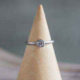 【Cayof(カヨフ)の口コミ】 枠はシンプルですが、実際に着用するとダイヤのキラキラした存在感がしっ…