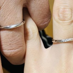 【HOSHI no SUNA 星の砂(ほしのすな)の口コミ】 側面をねじれるようにダイヤが入っているので、
指の動きに合わせてキラキ…