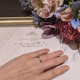 【ラザール ダイヤモンド(LAZARE DIAMOND)の口コミ】 デザインは王道のシンプルデザインですが、プラチナリングが太めでダイヤ…