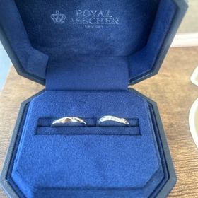 【ROYAL ASSCHER(ロイヤル・アッシャー)の口コミ】 【指輪のデザイン】
リングのカタチが直線ではなく、S字になっていること…