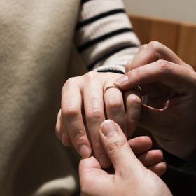 【出雲結(いずもゆい)の口コミ】 ありきたりなブランドのキラキラしたものではなく、少し変わった表面加工…