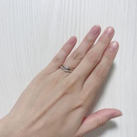 【銀座ダイヤモンドシライシの口コミ】 婚約指輪が他ブランドのものだったから重ね付けした時に違和感ないものを…