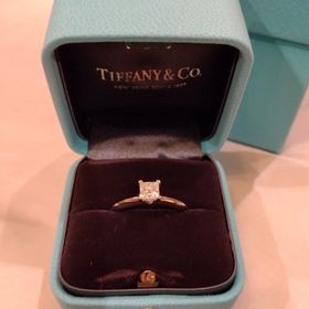 【ティファニー(Tiffany & Co.)の口コミ】 王道のラウンドブリリアンカットとだいぶ悩みましたが、シャープな印象の…