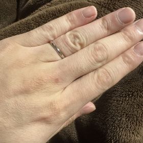 【銀座ダイヤモンドシライシの口コミ】 デザインがシンプルで気に入りました。また着け心地も非常に良く装着して…