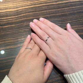 【AMATSU(アマツ)の口コミ】 女性側はダイヤの輝きが色々な方向から見えて形もS字なのでどの角度でも綺…