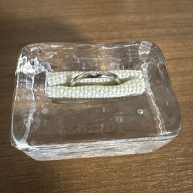 【mina.jewelry(ミナジュエリー)の口コミ】 実際に波打っているデザインが可愛らしく、ダイヤを囲んで葉っぱの刻印が…