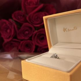【ケイウノ ブライダル(K.UNO BRIDAL)の口コミ】 キラキラと光る大きなダイヤがメインになっている、とてもゴージャスな指…