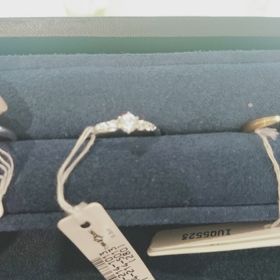 【4℃ BRIDAL(ヨンドシーブライダル)の口コミ】 試着だけで購入にはいたりませんでしたが、
とても綺麗でシンプルな婚約指…