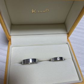 【ケイウノ ブライダル(K.UNO BRIDAL)の口コミ】 彼がシンプルな平打ちの指輪を希望していて、こちらになりました。既成の…