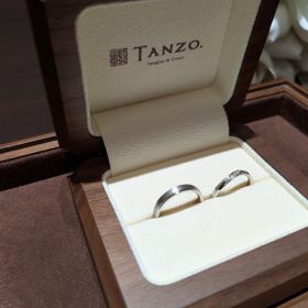 【TANZO.(鍛造指輪)の口コミ】 ミル打ち、ウエーブ、斜めにダイヤモンドが入っているデザインが気に入っ…