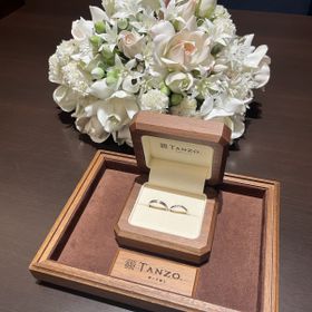 【TANZO.(鍛造指輪)の口コミ】 形状ストレートで粗め加工と溝加工を施したデザインにしました。ほどよく…