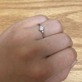 【俄(にわか)の口コミ】 メインのダイヤモンド以外に左右に２つダイヤが付いているので、ボリュー…