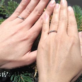 【ラザール ダイヤモンド(LAZARE DIAMOND)の口コミ】 まず、指につけても平行になるところです。
そして、デザインです。彼もダ…