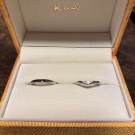 【ケイウノ ブライダル(K.UNO BRIDAL)の口コミ】 指が太くて短い私ですが、このＶ字のデザインは指が綺麗に見えると思いま…