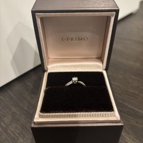 【アイプリモ(I-PRIMO)の口コミ】 中心のダイヤモンドが綺麗なのはもちろん、横にもさりげなくダイヤモンド…