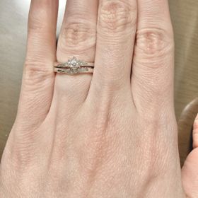【銀座ダイヤモンドシライシの口コミ】 アシンメトリーのデザインが好きなのと、婚約指輪と結婚指輪を重ね付けで…