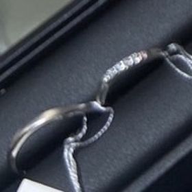 【ジュエリーツツミ(JEWELRY TSUTSUMI)の口コミ】 細身ストレートのデザインで、飽きがこないと思い試着しました。指輪が細…