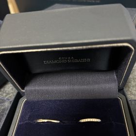 【銀座ダイヤモンドシライシの口コミ】 指輪のデザインがシンプルで、ずっと使い続けられるところで選びました。…