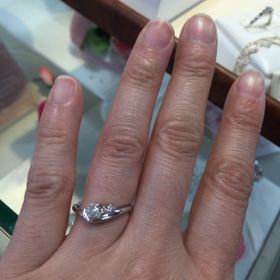 【Petit Marie(プチマリエ)】の口コミ 大きなダイヤモンドと小さなダイヤモンドが並んでいるので、とても目を引き...