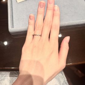 【ケイウノ ブライダル(K.UNO BRIDAL)の口コミ】 流れるようなデザインが優しい印象で好きです。
手を動かすたびにダイヤモ…