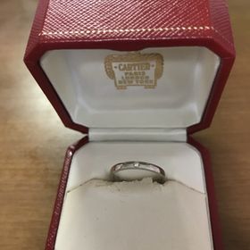 【カルティエ(Cartier)の口コミ】 婚約指輪とは別でシンプルなものを探していました。プラチナだけではさみ…