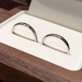 【TANZO.(鍛造指輪)の口コミ】 槌目とプラチナの組み合わせが良く、より輝いて見えます。また、鍛造製法…