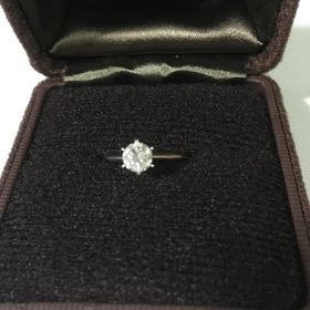 【銀座ダイヤモンドシライシの口コミ】 幼い頃からずっと憧れていたダイヤモンドのリングで、とにかく感無量とい…