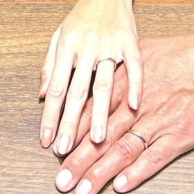 【4℃ BRIDAL(ヨンドシーブライダル)の口コミ】 肌馴染みの良いピンクゴールドにしました
華奢でシンプルなデザインですが…