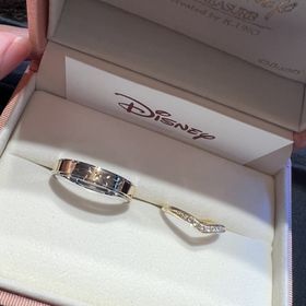 【ケイウノ ブライダル(K.UNO BRIDAL)の口コミ】 【指輪のデザイン】
ディズニーモチーフを入れたかったので、既製品のデザ…