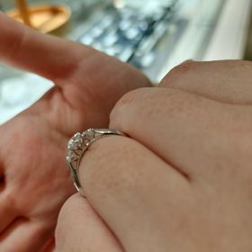 【ROYAL ASSCHER(ロイヤル・アッシャー)の口コミ】 真ん中のダイヤの横に2点のミニダイヤがのったデザインで真ん中のダイヤが…