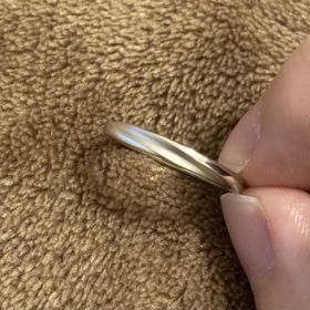 【銀座ダイヤモンドシライシの口コミ】 シンプルながら少し動きを入れたデザインになっています。艶消し加工のブ…