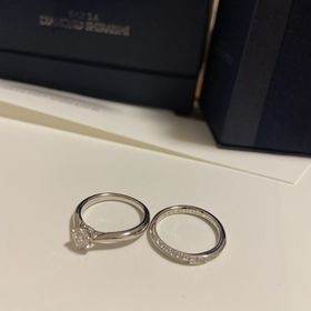 【銀座ダイヤモンドシライシの口コミ】 どこからみても帯状のダイヤモンドが綺麗にみえるとても素敵なデザインで…