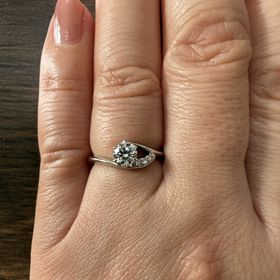 【ラザール ダイヤモンド(LAZARE DIAMOND)の口コミ】 ウェーブが入ったデザインで探していたのですが、中でも個性的で柔らかさ…