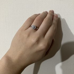 【ケイウノ ブライダル(K.UNO BRIDAL)の口コミ】 中央のダイヤの周りに細かいダイヤがついていて、キラキラ華やか。つけて…