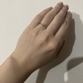 【ケイウノ ブライダル(K.UNO BRIDAL)の口コミ】 同ブランドの別シリーズの婚約指輪(フラワーサークル)と重ね付けをする前…