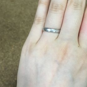 【銀座ダイヤモンドシライシの口コミ】 2人共シンプルな物が好きで、彼と年の差がある事もあり、落ち着いたシンプ…