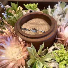 【鎌倉彫金工房の口コミ】 彼はPt900の平打クリア、
わたしはK18YGの甲丸クリアに、クロス加工とダイ…