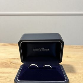 【銀座ダイヤモンドシライシの口コミ】 ストレートなリングですが、少し形状にウェーブがかかっていて、女性側の…