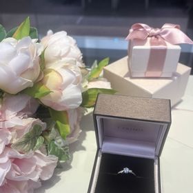 【アイプリモ(I-PRIMO)の口コミ】 繊細で華やかなデザインが特徴です。センターダイヤモンドを引き立てるよ…