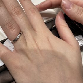 【アイプリモ(I-PRIMO)の口コミ】 ダイヤが斜めに連なっているデザインを探していました。そのようなデザイ…