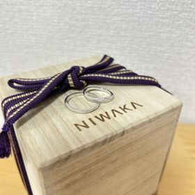 【俄(にわか)の口コミ】 デザイン…女性用の指輪はダイヤが斜めに並んでおり、真正面・上側…