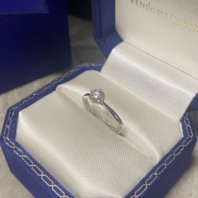 【ヴァンドーム青山(VENDOME AOYAMA)の口コミ】 【デザイン】
指輪の腕がダイヤに向けて細くなっているデザインのため、セ…