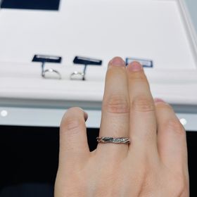 【Something Blue(サムシングブルー)の口コミ】 結婚指輪でもさりげなく華やかさがあるものを探しており、試着しました。
…