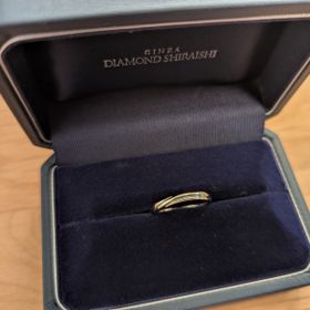 【銀座ダイヤモンドシライシの口コミ】 シンプルなデザインでありながら、少し捻りが入っているところが可愛くて…