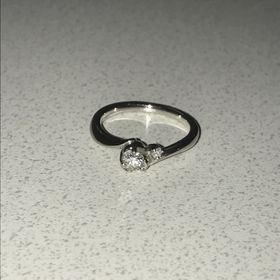 【4℃ BRIDAL(ヨンドシーブライダル)の口コミ】 婚約指輪ということでダイヤを探していましたが、1つのダイヤでは寂しい気…