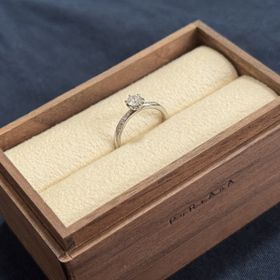 【PORTADA(ポルターダ)の口コミ】 シンプルで上品なデザインが気に入りました。
サイドに散らばめられた細か…