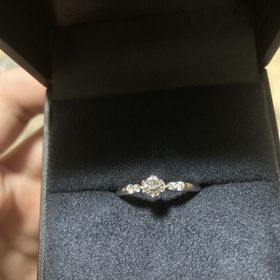 【ラザール ダイヤモンド(LAZARE DIAMOND)の口コミ】 一直線にダイヤが配置されており、メレダイヤと中心のダイヤのバランスが…