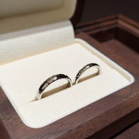 【TANZO.(鍛造指輪)の口コミ】 指輪のデザインについて、幅や号数といった指輪のサイズだけでなく、表面…